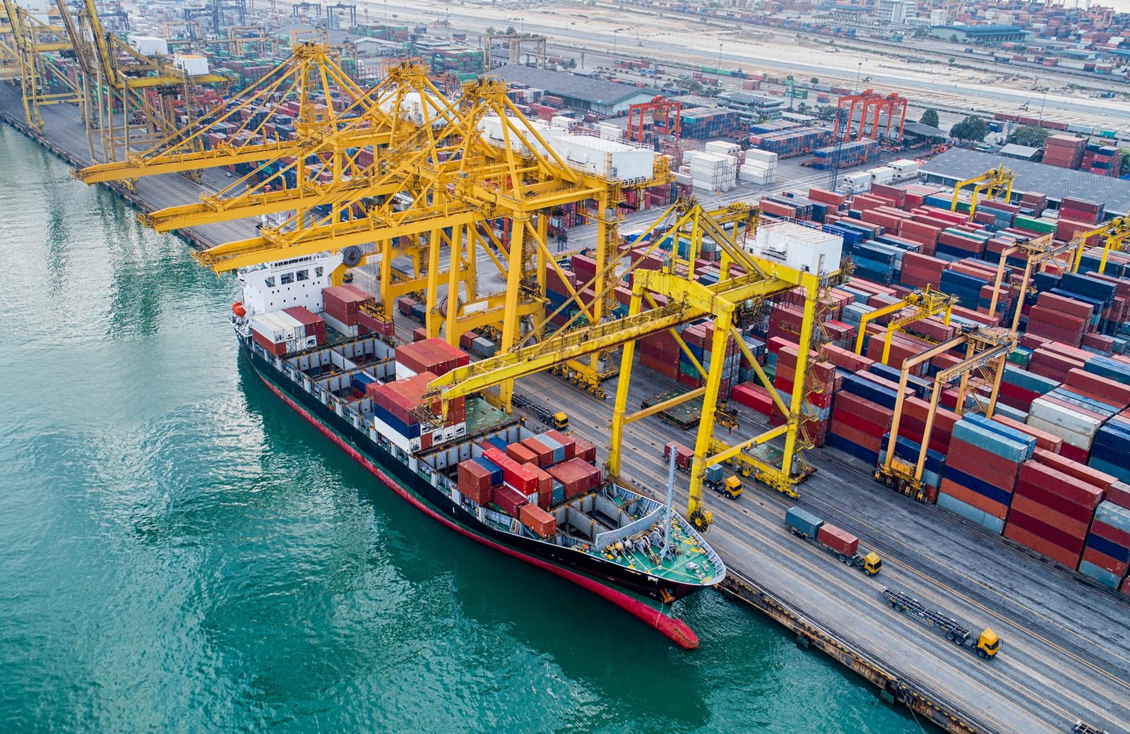 The busy of port congestion loading and discharging  containers services in maritime transports in World wide logistics 